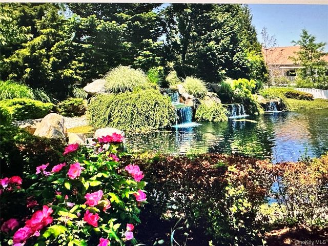 87 Carriage Lane 236, Plainview, NY 11803