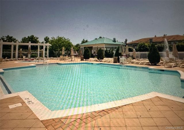 87 Carriage Lane 236, Plainview, NY 11803