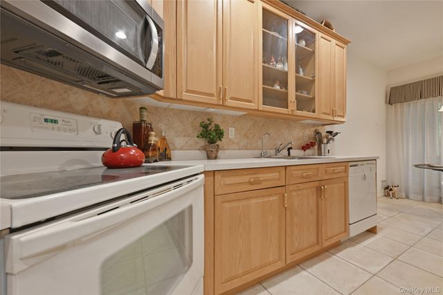 87 Carriage Lane 236, Plainview, NY 11803