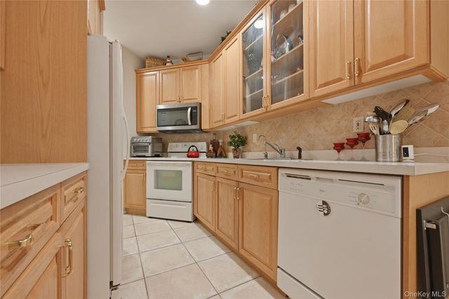 87 Carriage Lane 236, Plainview, NY 11803