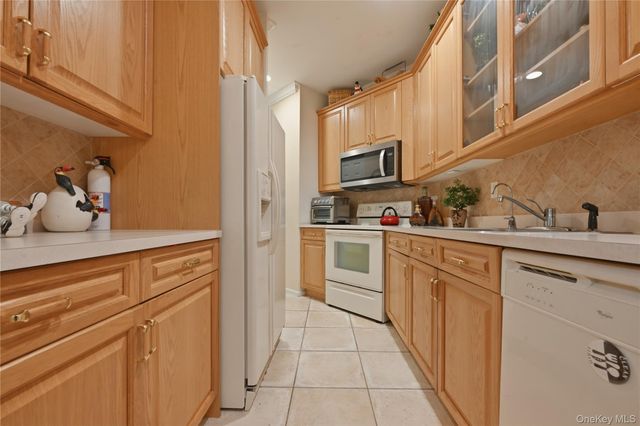 87 Carriage Lane 236, Plainview, NY 11803