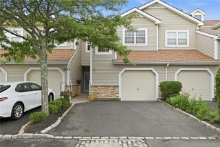 87 Carriage Lane 236, Plainview, NY 11803