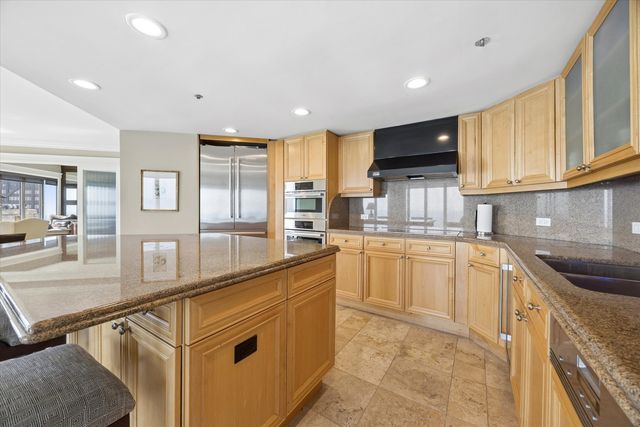 950 N Michigan Avenue 4202, Chicago, IL 60611