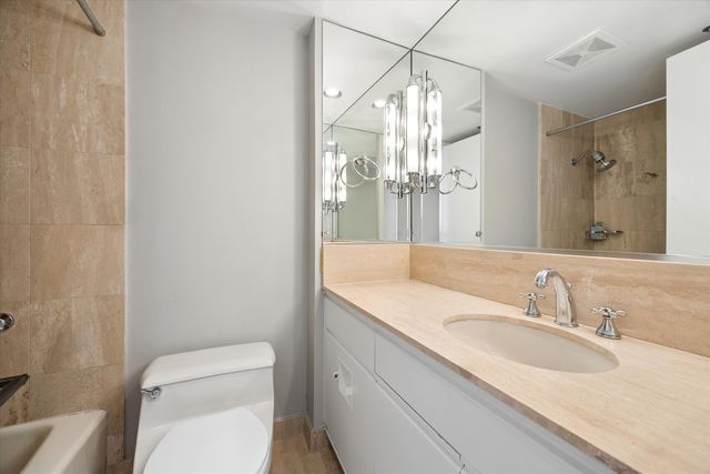 950 N Michigan Avenue 4202, Chicago, IL 60611