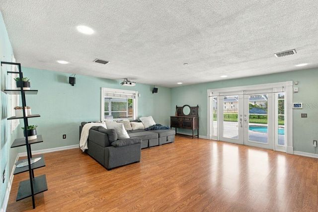 3909 W POWHATAN AVENUE, Tampa, FL 33614