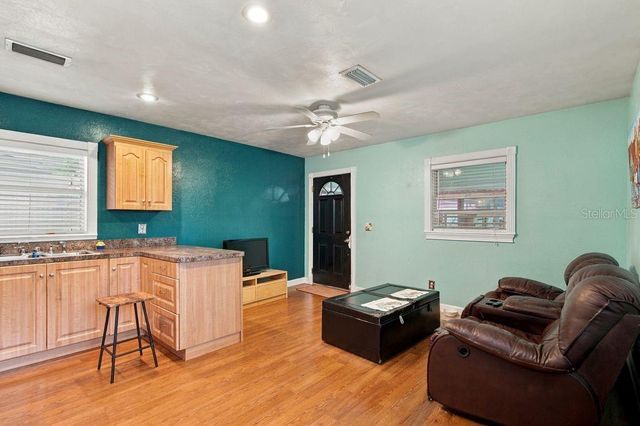 3909 W POWHATAN AVENUE, Tampa, FL 33614