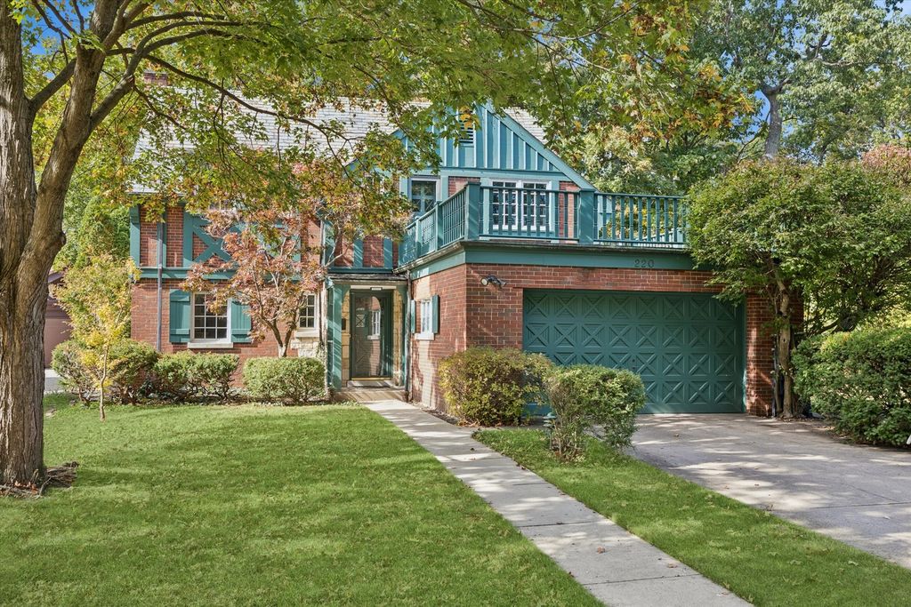 220 Maplewood Road, Riverside, IL 60546