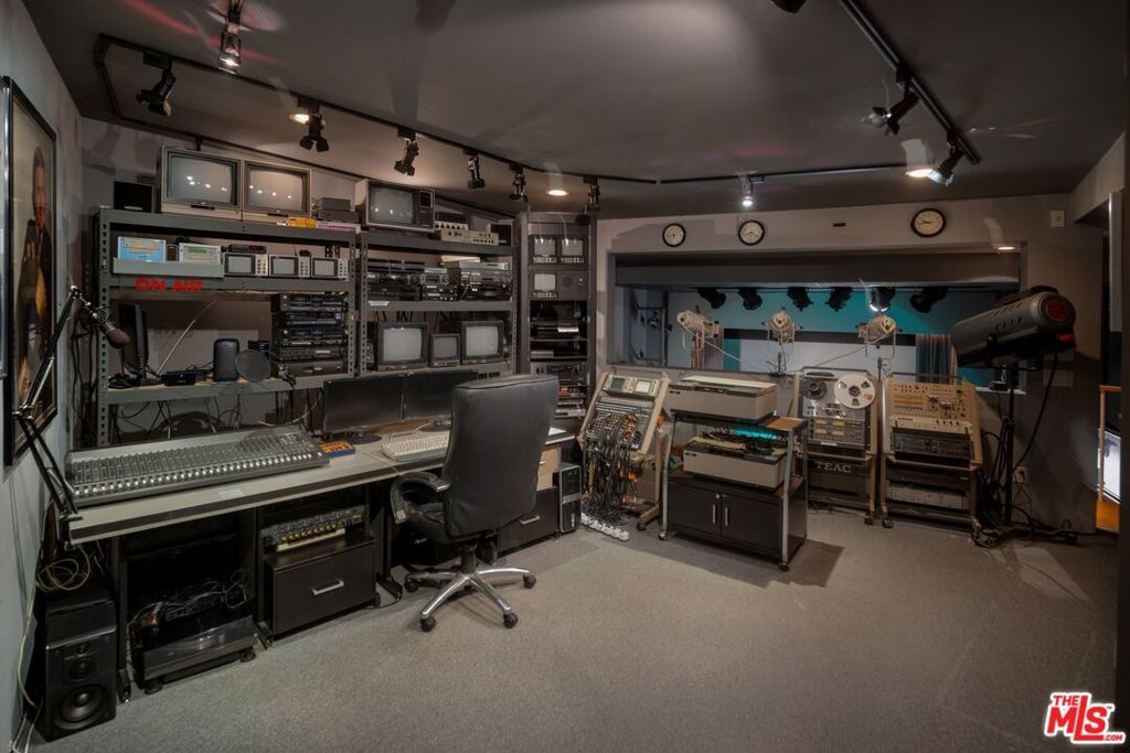 Image 10 of property listing at 2941 Briar Knoll Drive, Los Angeles, CA 90046