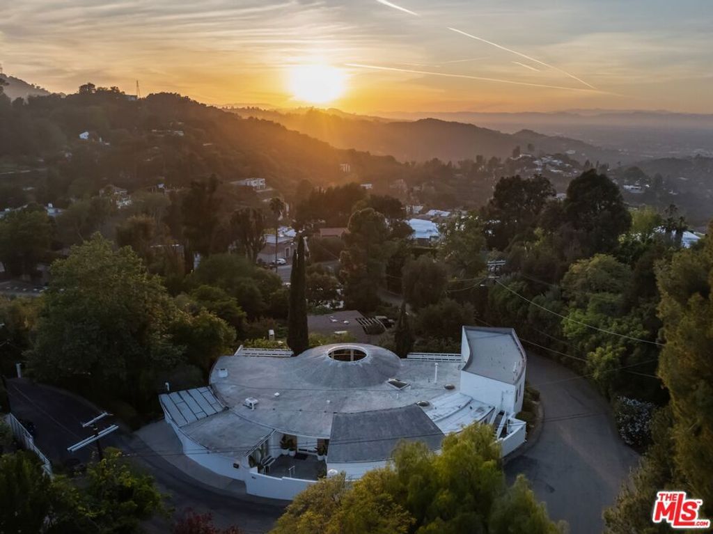 Image 14 of property listing at 2941 Briar Knoll Drive, Los Angeles, CA 90046