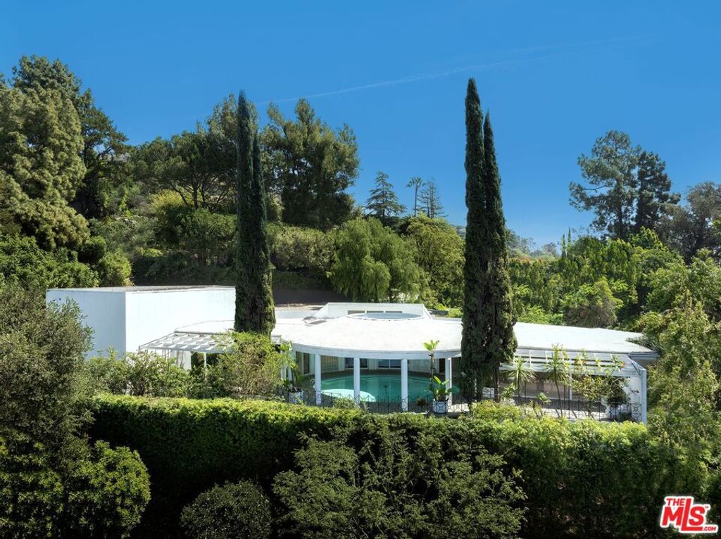 Image 2 of property listing at 2941 Briar Knoll Drive, Los Angeles, CA 90046