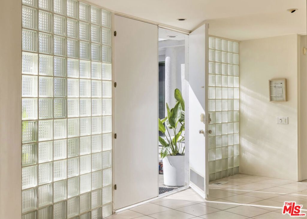 Image 4 of property listing at 2941 Briar Knoll Drive, Los Angeles, CA 90046