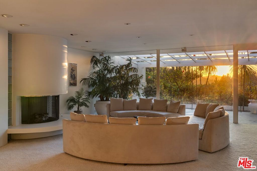 Image 5 of property listing at 2941 Briar Knoll Drive, Los Angeles, CA 90046