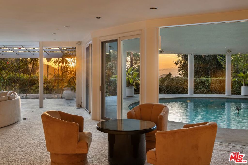 Image 6 of property listing at 2941 Briar Knoll Drive, Los Angeles, CA 90046