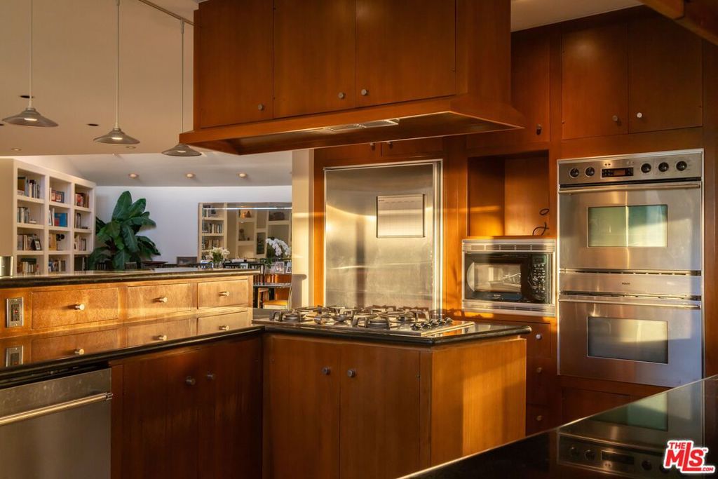 Image 8 of property listing at 2941 Briar Knoll Drive, Los Angeles, CA 90046