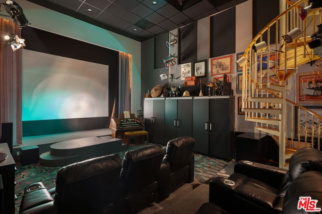 Image 9 of property listing at 2941 Briar Knoll Drive, Los Angeles, CA 90046