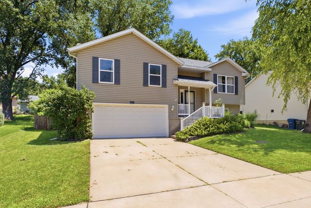5803 Hillandale Road, Davenport, IA 52806