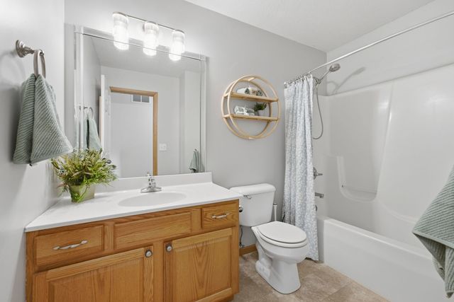 5803 Hillandale Road, Davenport, IA 52806