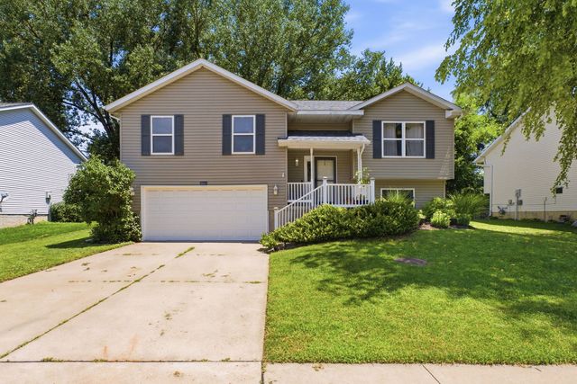 5803 Hillandale Road, Davenport, IA 52806