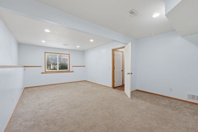 5803 Hillandale Road, Davenport, IA 52806
