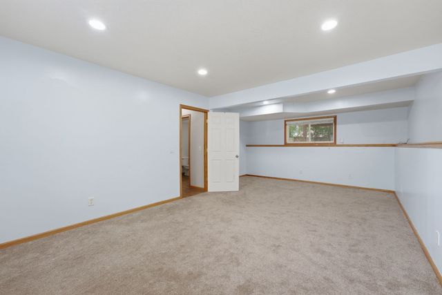 5803 Hillandale Road, Davenport, IA 52806