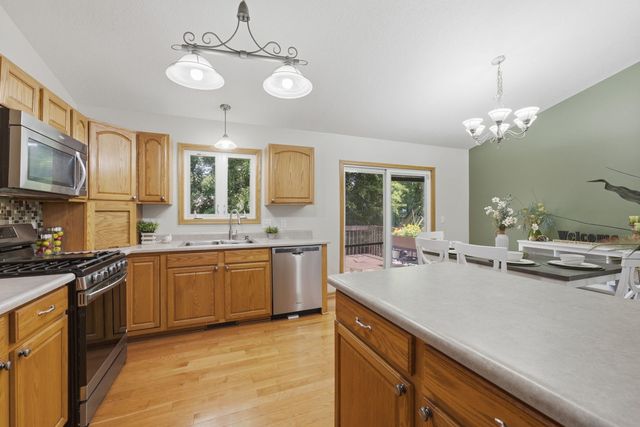 5803 Hillandale Road, Davenport, IA 52806