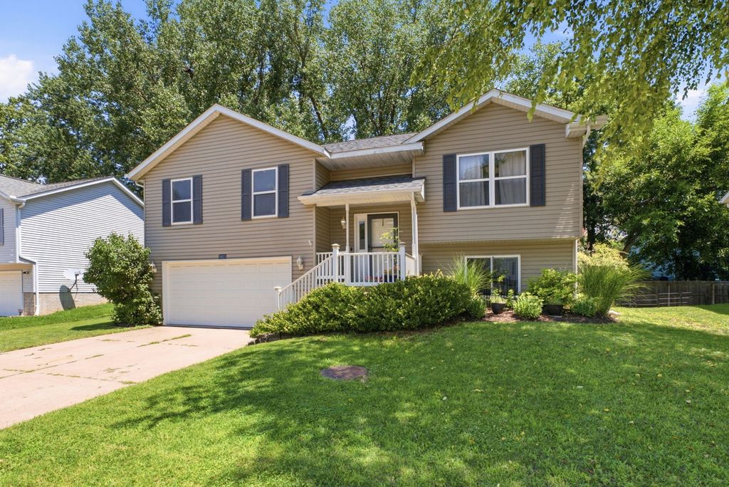 5803 Hillandale Road, Davenport, IA 52806