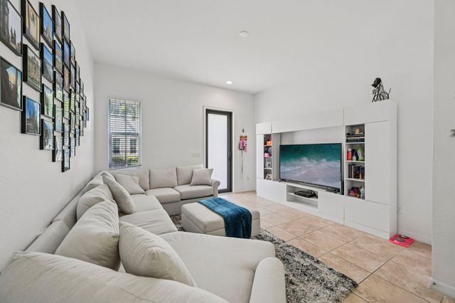 482 Graham Place, Boynton Beach, FL 33435