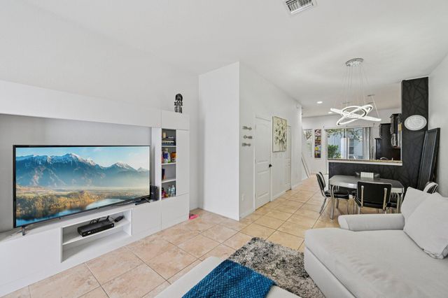 482 Graham Place, Boynton Beach, FL 33435