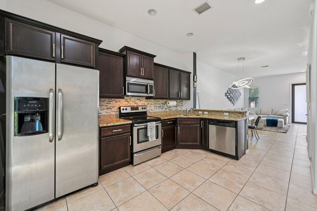 482 Graham Place, Boynton Beach, FL 33435