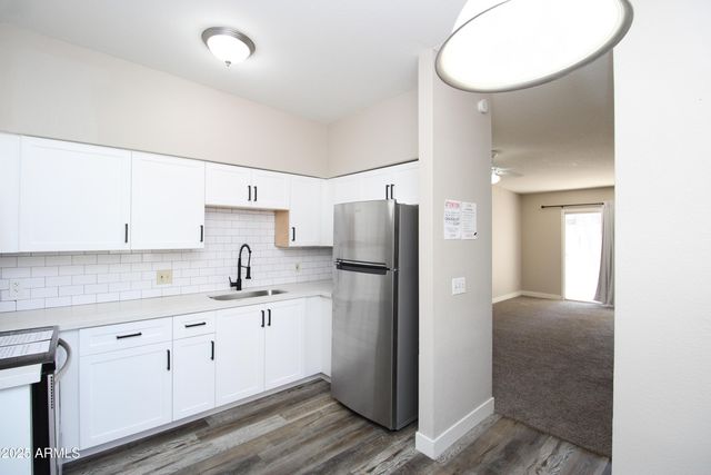 2807 E Paradise Lane Apt 102, Phoenix, AZ 85032