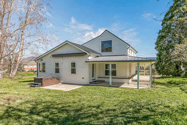 593 Crowson Road, Ashland, OR 97520