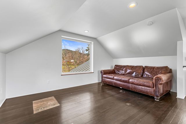 593 Crowson Road, Ashland, OR 97520