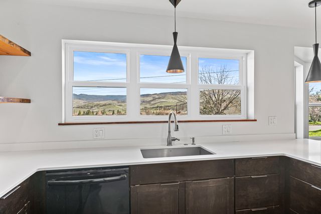 593 Crowson Road, Ashland, OR 97520