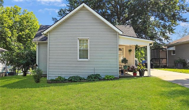 409 W 26th Street, Higginsville, MO 64037