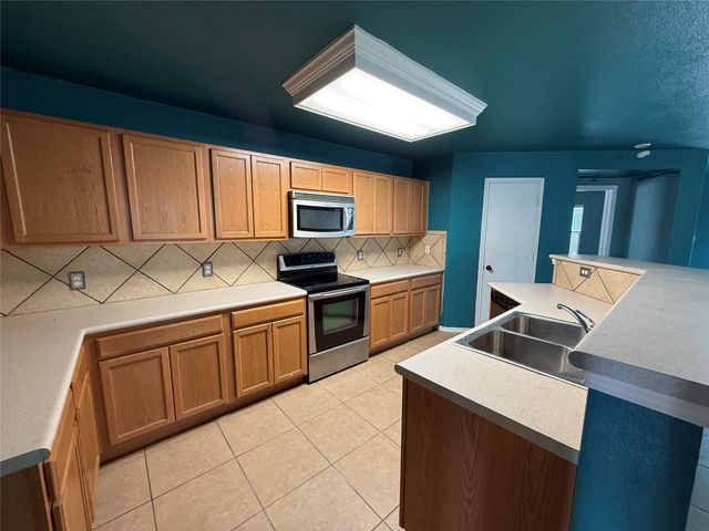 608 Glacier Point TRL, Taylor, TX 76574