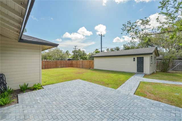 301 Pasadena Pl, Corpus Christi, TX 78411