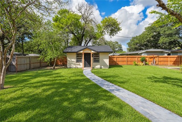 301 Pasadena Pl, Corpus Christi, TX 78411