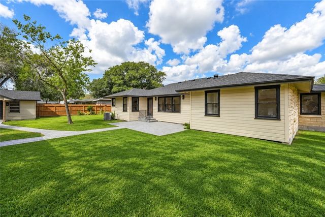 301 Pasadena Pl, Corpus Christi, TX 78411