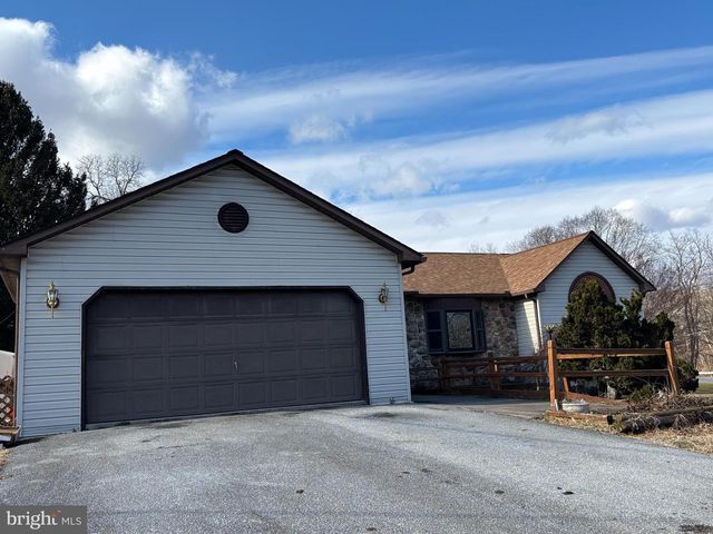 6 MAGNOLIA DR, Douglassville, PA 19518