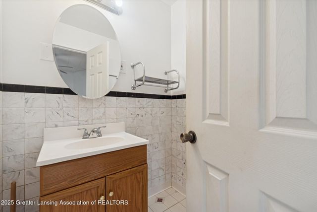 1327 N Jenison Avenue, Lansing, MI 48915