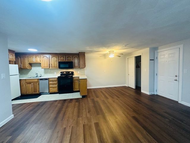 222 School St 4, Walpole, MA 02081