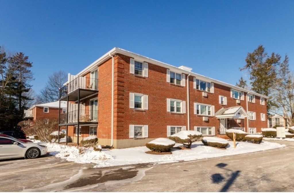 222 School St 4, Walpole, MA 02081