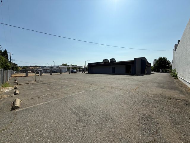 748 N Market Street, Redding, CA 96003