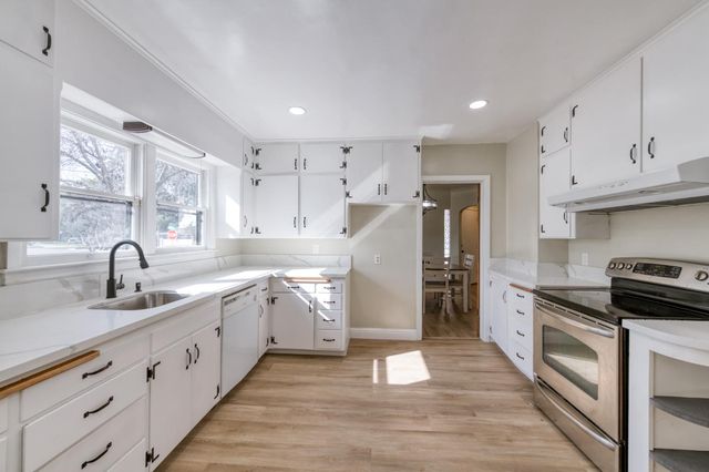 2004 N Maple Avenue, Fresno, CA 93703