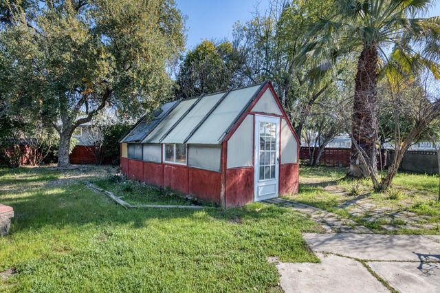 2004 N Maple Avenue, Fresno, CA 93703
