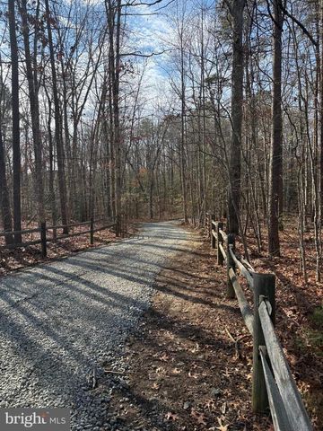 8610 FLIPPO DR, Fredericksburg, VA 22408