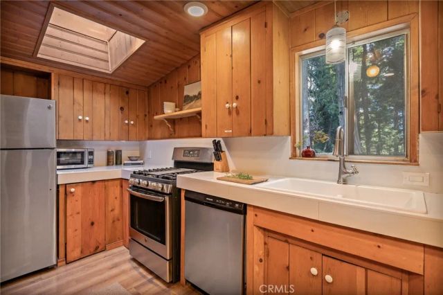 24251 Great View Drive, Crestline, CA 92325