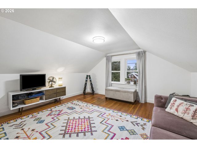 11020 N MOORE Ave, Portland, OR 97217