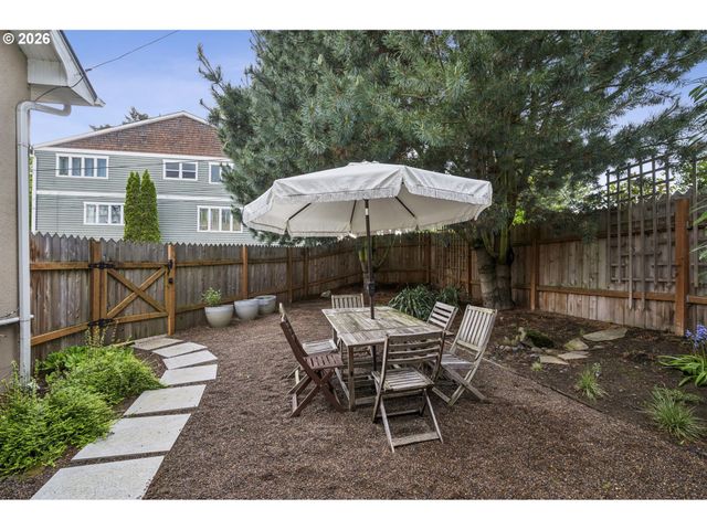 11020 N MOORE Ave, Portland, OR 97217