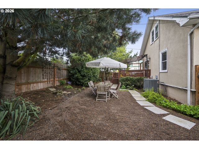 11020 N MOORE Ave, Portland, OR 97217